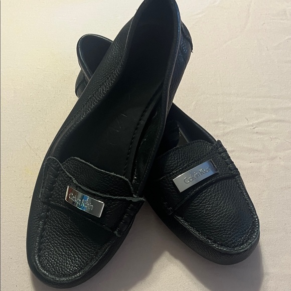 Calvin Klein Black Textured Loafers for Women - Picture 1 of 4